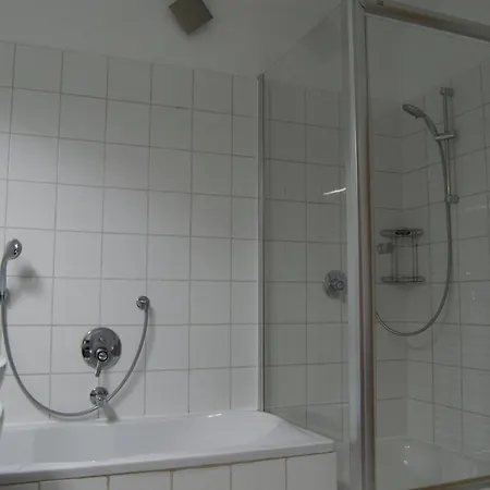 Sleep & Go - Vierbettzimmer Mit Gemeinschaftsbad